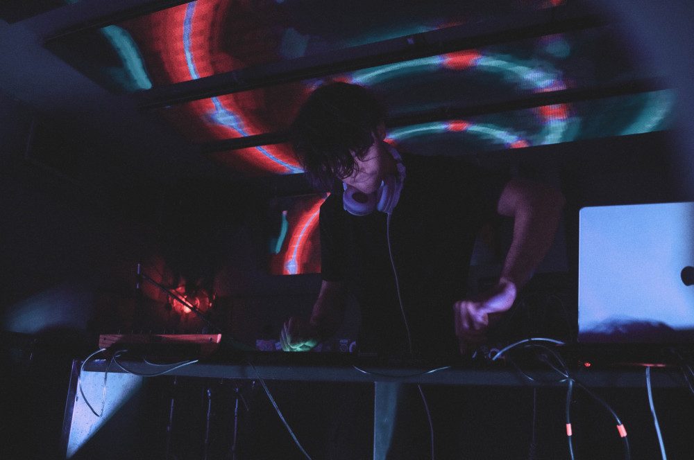 Rave πάρτι στη Λαμπρινή στα σκαλιά εκκλησίας, με κάλεσμα του Δήμου Αθηναίων (video)