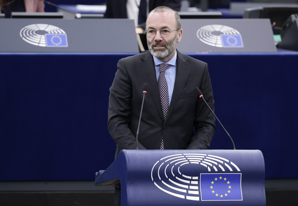 Μάνφρεντ Βέμπερ: Η ΕΕ θα αξιοποιήσει τα παγωμένα ρωσικά κεφάλαια για την Ουκρανία