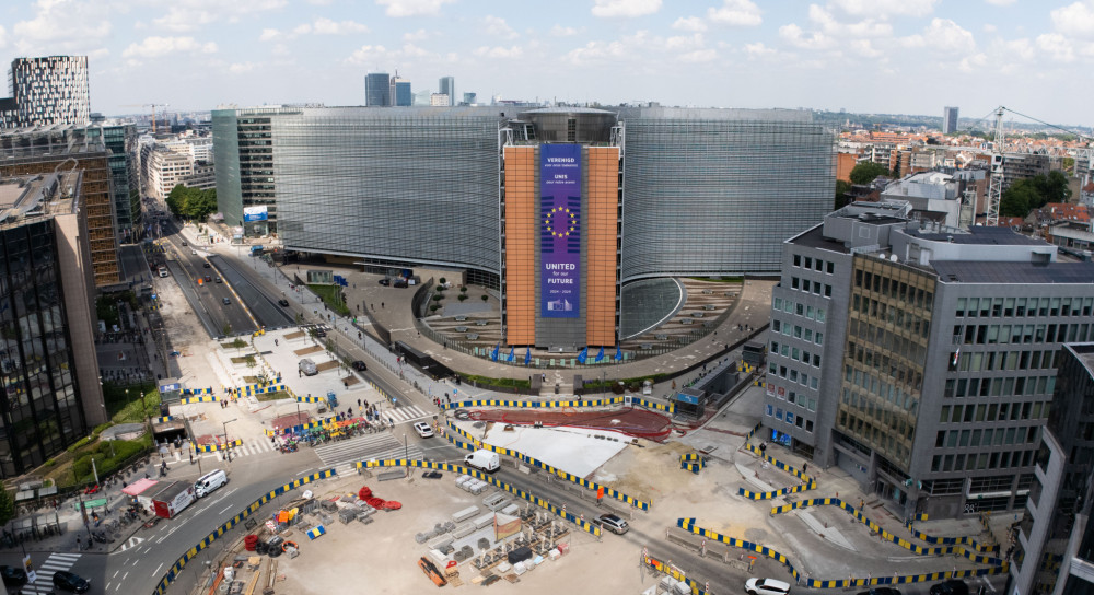 Η ΕΕ επεκτείνει τον μηχανισμό άνθρακα: Προστασία για τη βιομηχανία και καθαρότερο μέλλον από το 2026