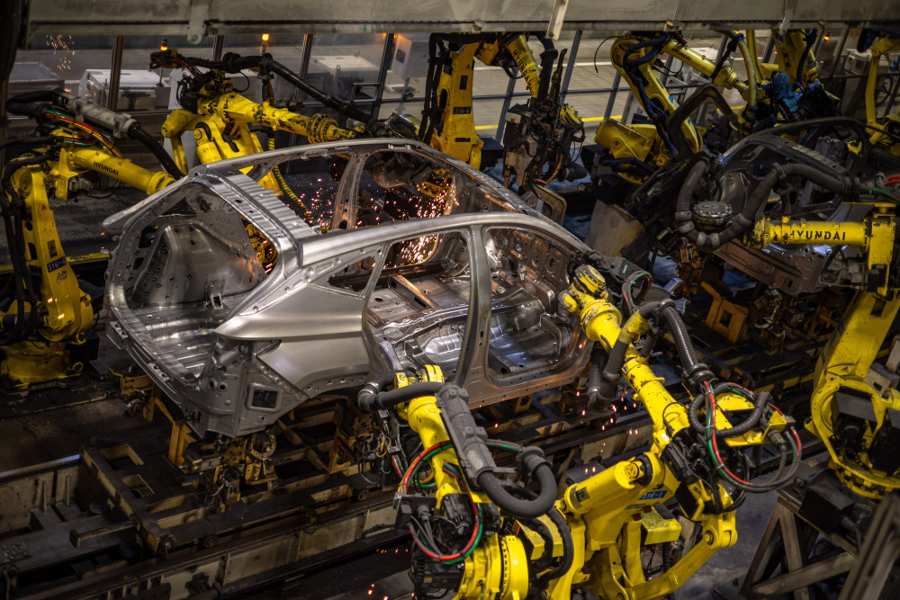 Πώς η Κομισιόν κρατά όμηρο την ευρωπαϊκή αυτοκινητοβιομηχανία