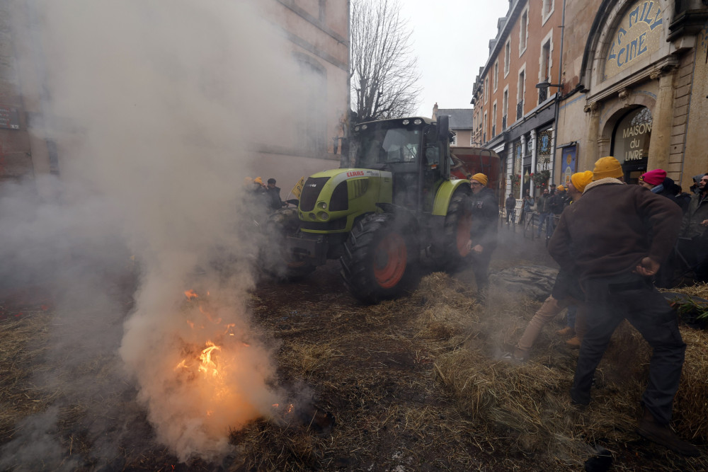 Γαλλία: αγροτικές κινητοποιήσεις και συγκρούσεις για τη μαζική θανάτωση βοοειδών (video)