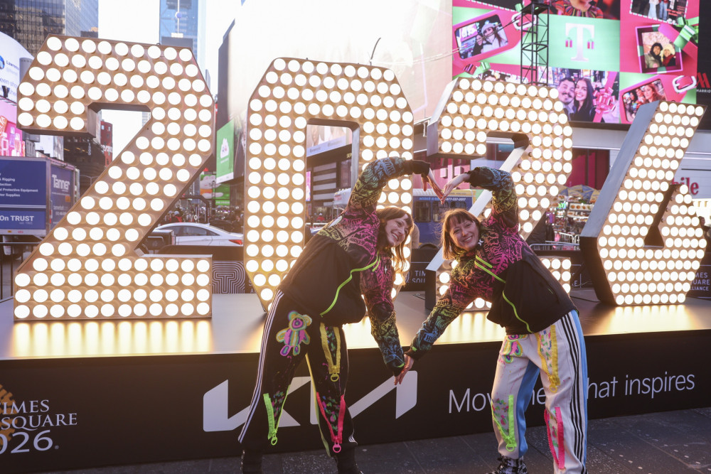 Λάμψη, μουσική και πλήθη: πανηγυρική υποδοχή  του 2026 στην Times Square (video)