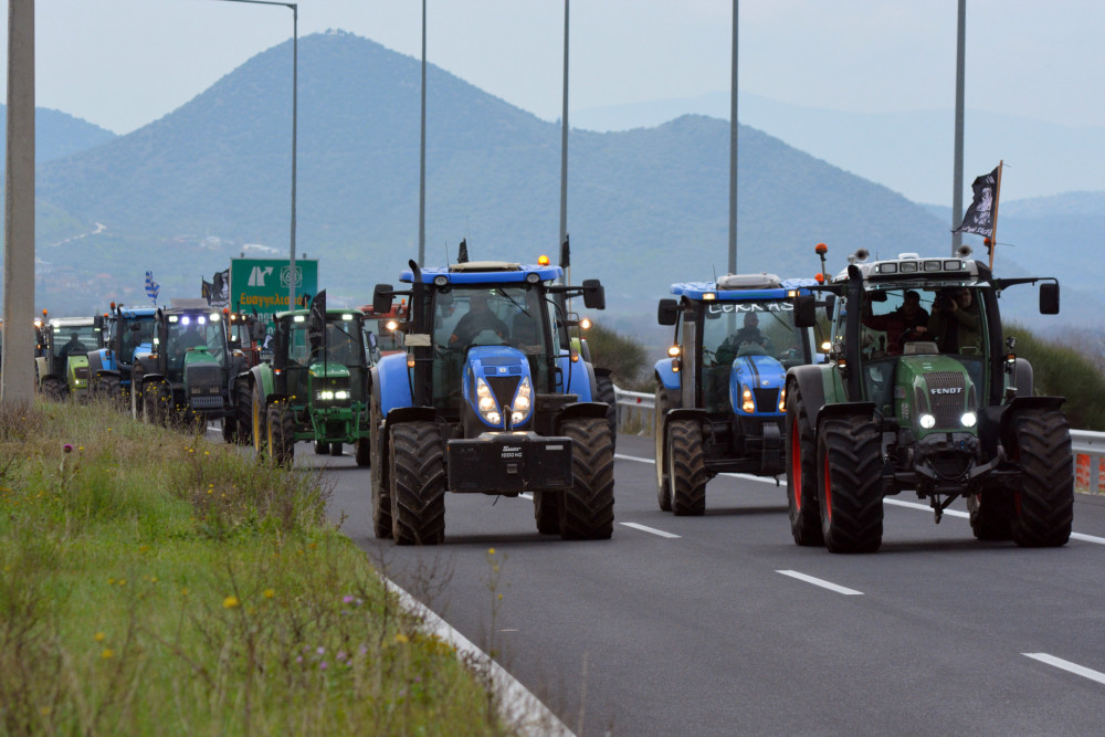 Η κυβέρνηση ζητά ανοιχτό διάλογο με τους αγρότες - Η αντιπολίτευση καταγγέλλει πολιτική πίεσης