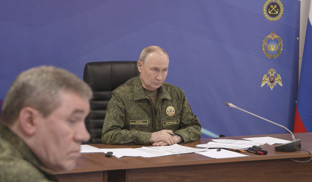 «Τρελά σχέδια» Πούτιν: Η Ρωσία βαφτίζει την εισβολή «άμυνα» και απειλεί Σούμι και Χάρκοβο