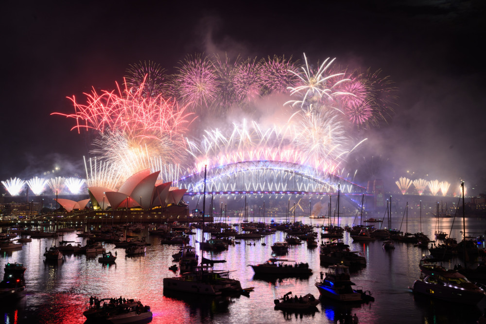 Η υφήλιος υποδέχεται το 2026: Θεαματικά σόου και παραδόσεις σε απόλυτο συναίσθημα (video)