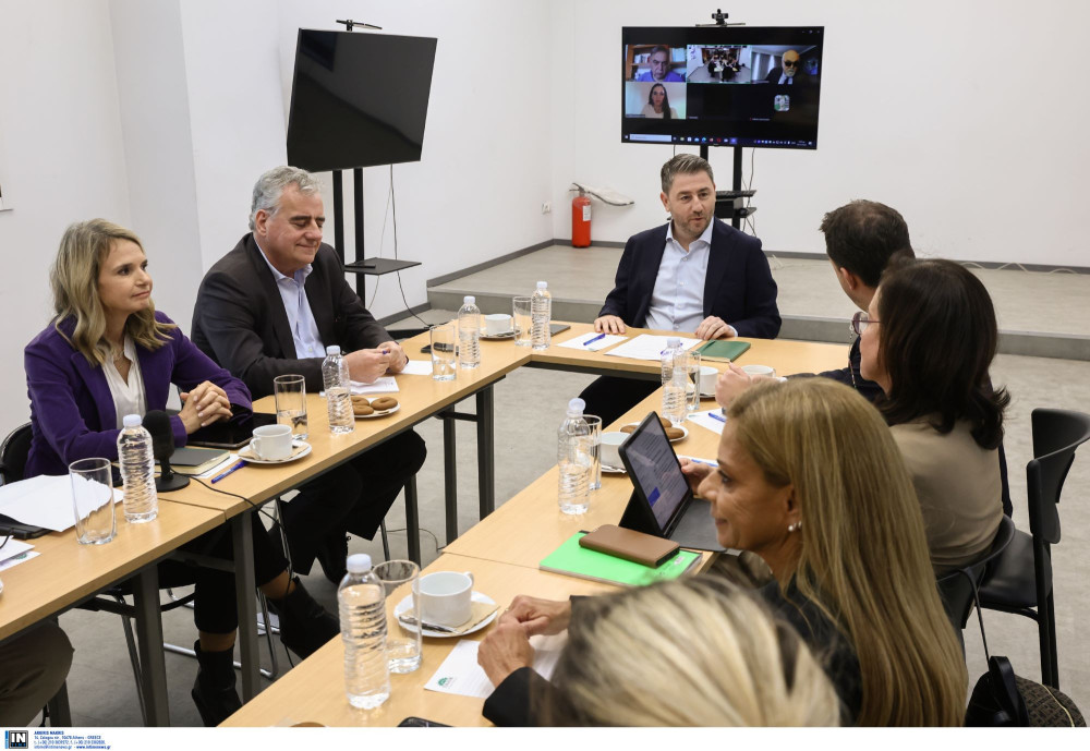 ΠΑΣΟΚ: όλοι εναντίον όλων και στη μέση ένας θυμωμένος αρχηγός