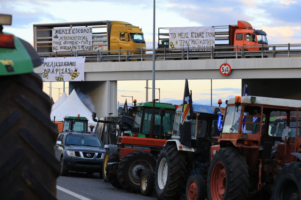 Παραμένουν στα μπλόκα οι αγρότες - Το Σάββατο η πανελλαδική διάσκεψη στη Νίκαια