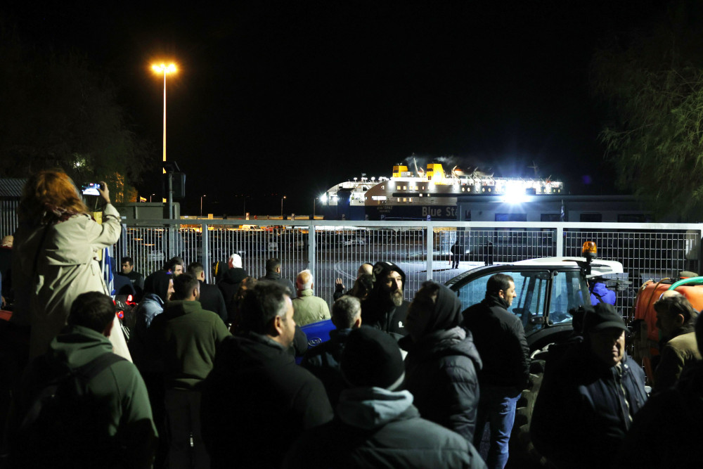 Μυτιλήνη: το πλοίο «Διαγόρας» απέπλευσε άδειο - Οι αγρότες απέκλεισαν τις εισόδους (video)