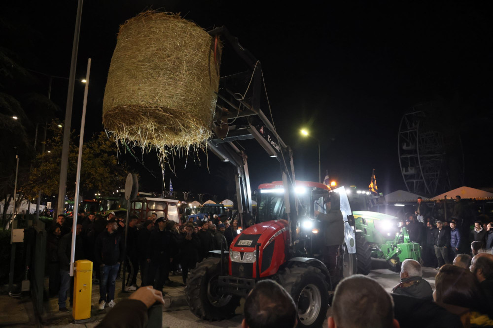 Καβάλα: αγρότες πέταξαν άχυρα και γάλα στο κτήριο της Αντιπεριφέρειας