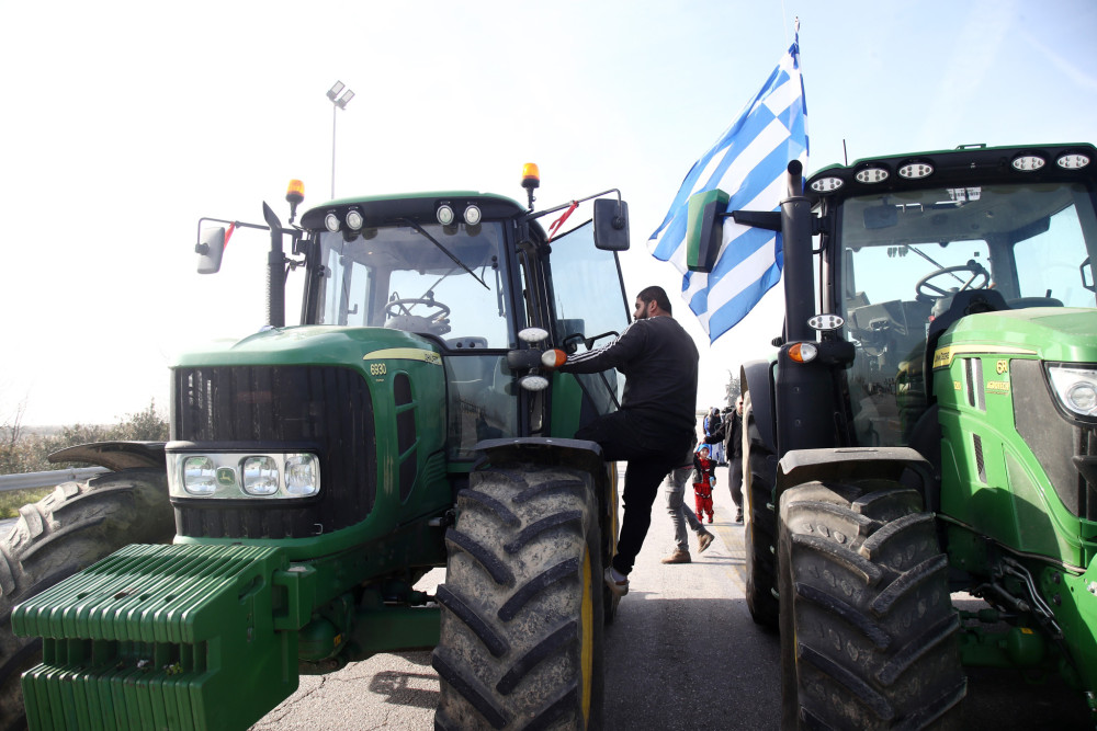 Αγρότες: ξεκίνησαν οι αποκλεισμοί παραδρόμων στην εθνική - Κυκλοφοριακό χάος στη Ριτσώνα