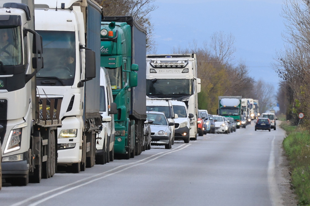 Κορυφώνεται η χριστουγεννιάτικη έξοδος - Αυξημένη κίνηση στην έξοδο προς Κεντρική Ελλάδα