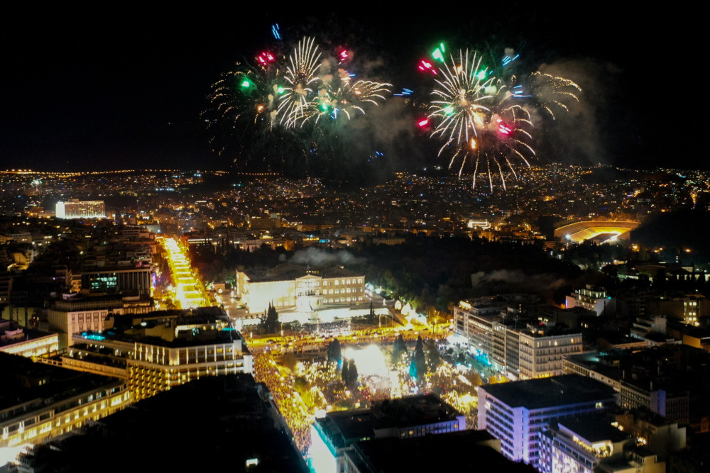 Χάρης Δούκας και η Αθήνα στο «mute» -  Πυροτεχνήματα χωρίς ήχο για όλους (video)