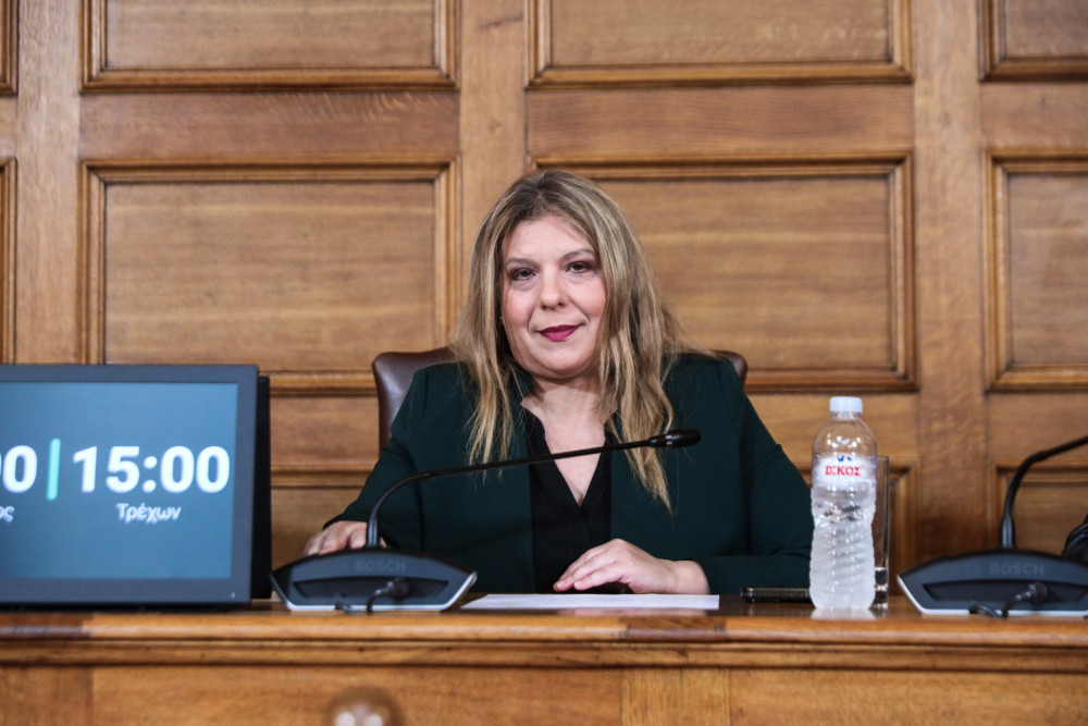 «Καρφιά» Συρεγγέλα για Κωνσταντοπούλου: Σόου και ειρωνείες αντί για θεσμική συνέπεια