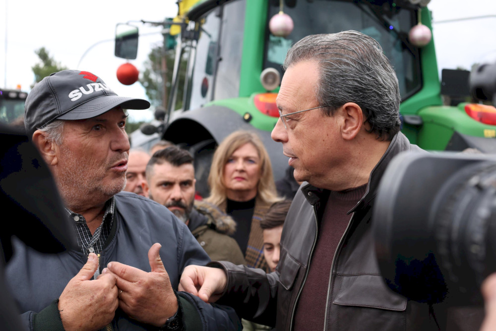 Πιάνει… στασίδι στα μπλόκα η αντιπολίτευση: πολιτική ομπρέλα στους αποκλεισμούς