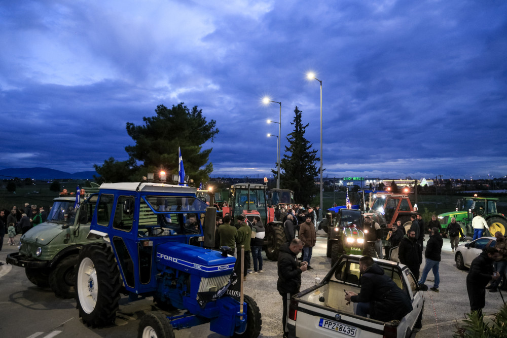 Αγροτικά μπλόκα: παραταγμένα στην εθνική τα τρακτέρ - Κλειστό το αεροδρόμιο Ηρακλείου