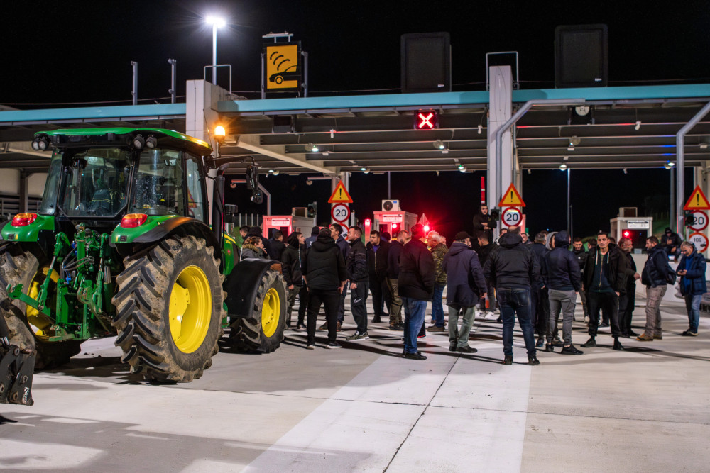Αυξημένος κίνδυνος και χάος από τα μπλόκα των αγροτών - Οδηγοί εγκλωβισμένοι για 12 ώρες (video)