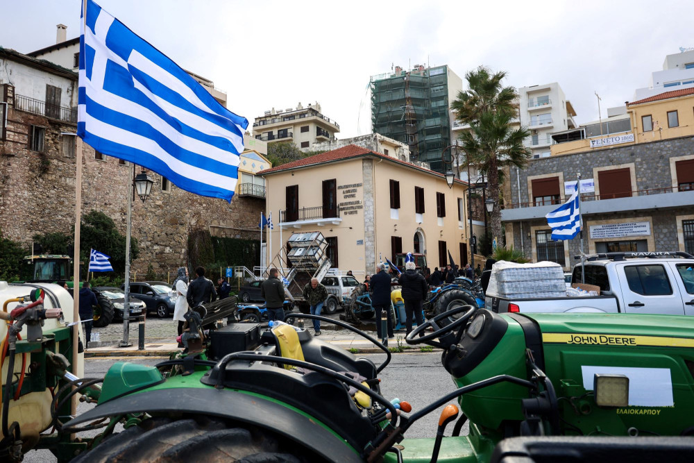 Ηράκλειο: κατάληψη αγροτών στο κτήριο της Αποκεντρωμένης Διοίκησης Κρήτης