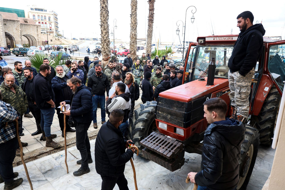 Ηράκλειο: κατάληψη κτηρίου της ΑΑΔΕ από αγροτοκτηνοτρόφους