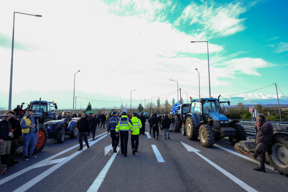 Αγροτικές κινητοποιήσεις: Σε αναβρασμό τα μπλόκα - Σκληρή στάση απέναντι στην κυβέρνηση παρά την πρόσκληση για διάλογο