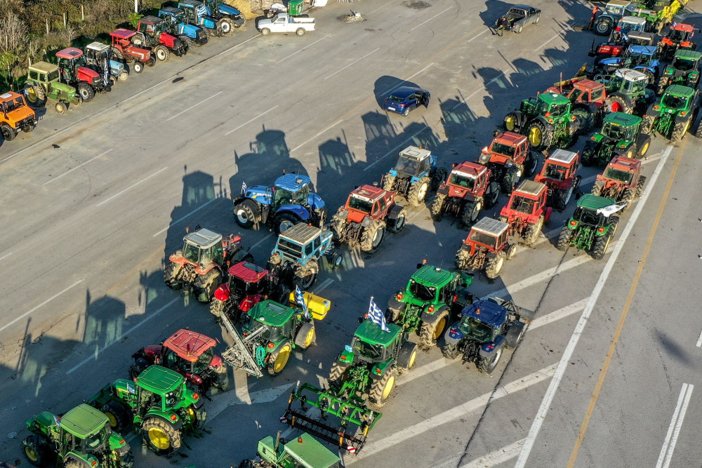 Σε αποκλεισμό του λιμανιού του Βόλου προχωρούν οι αγρότες