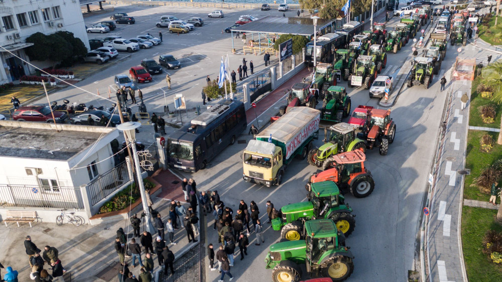 Στο λιμάνι του Βόλου τα τρακτέρ - Με βάρκες και καπνογόνα οι ψαράδες (photos και video)