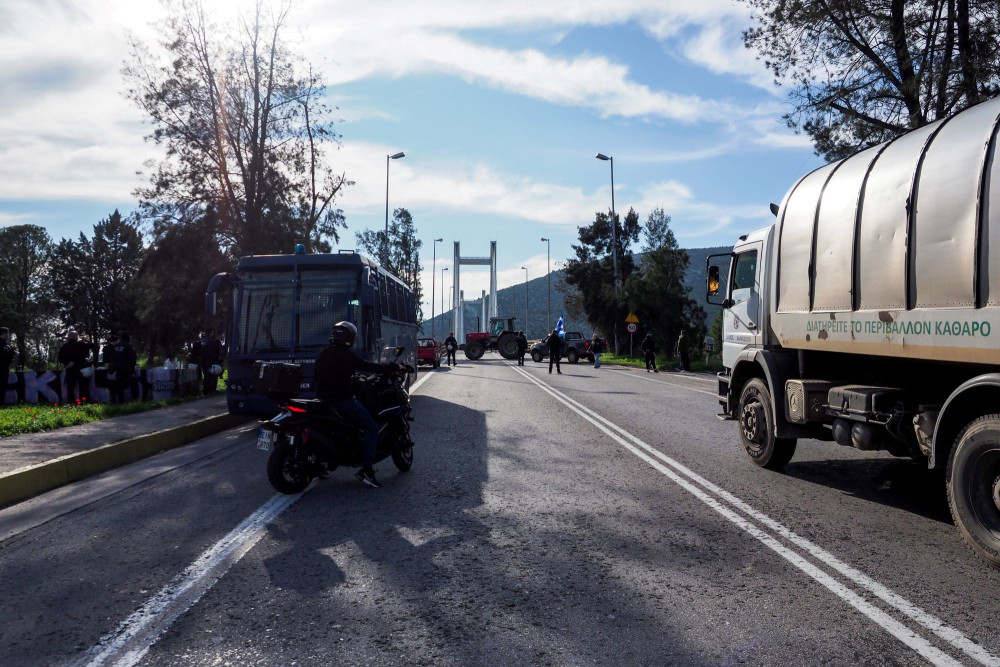 Μπλόκο της ΕΛΑΣ στους αγρότες πριν τη γέφυρα Ρίου