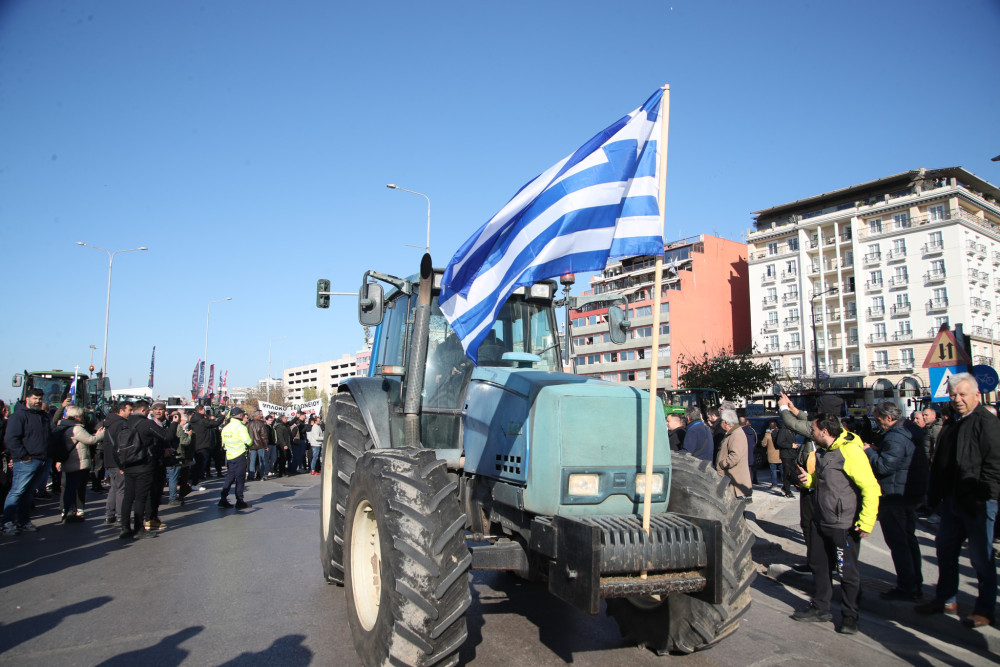 Αγροτικά μπλόκα και γιορτές: νέες αποφάσεις για κινητοποιήσεις