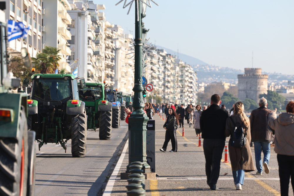Οι αγρότες αφήνουν ανοικτά τα μπλόκα γύρω από Θεσσαλονίκη