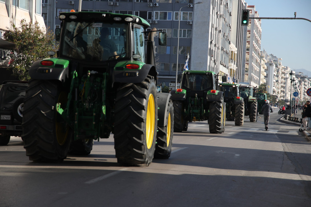 Αγροτικά μπλόκα: 12 ερωτήματα που θυμίζουν αναπάντητες κλήσεις