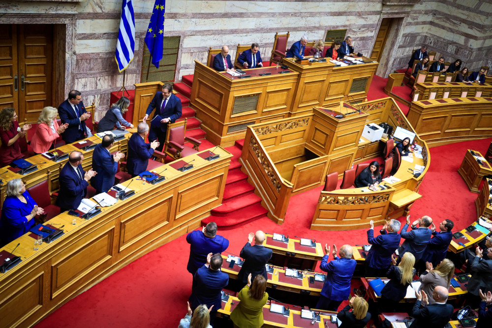 Θερμή υποδοχή Πιερρακάκη στη Βουλή μετά την εκλογή του στην προεδρία του Eurogroup