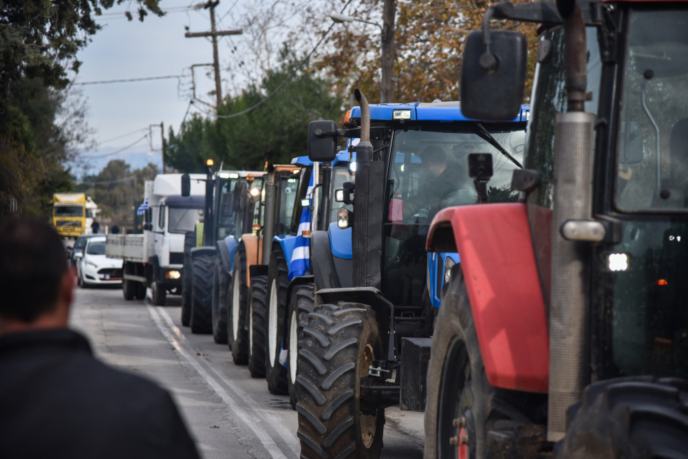 Κυκλοφοριακό χάος στα Τέμπη - Αγρότες έκλεισαν τις σήραγγες με τρακτέρ (video)