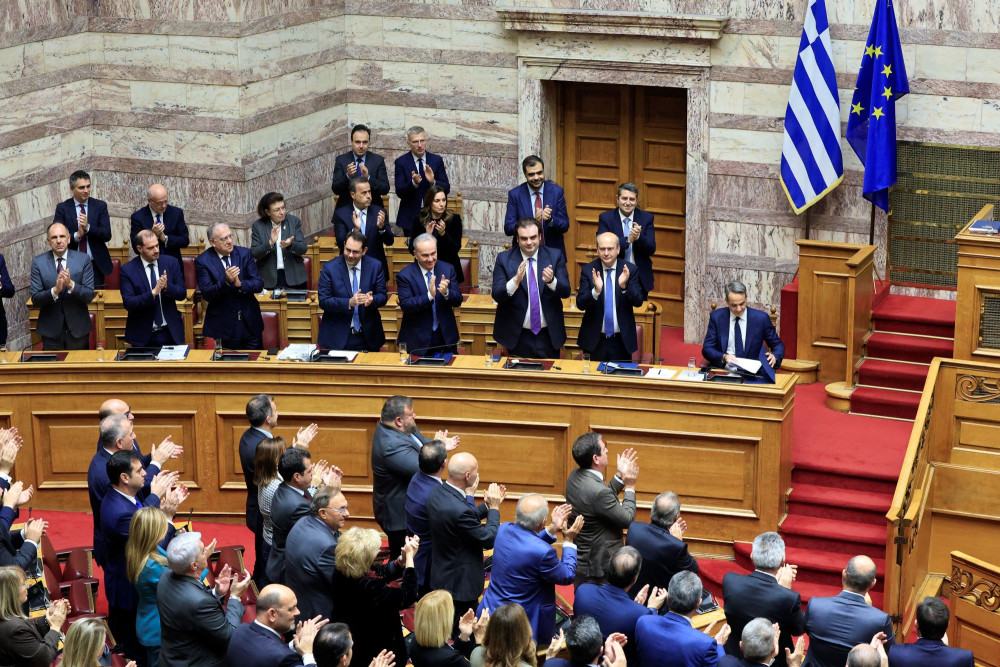 Οι δύο Ελλάδες: Οι μάχες που δίνονται και η αντιπολίτευση του… φραπέ
