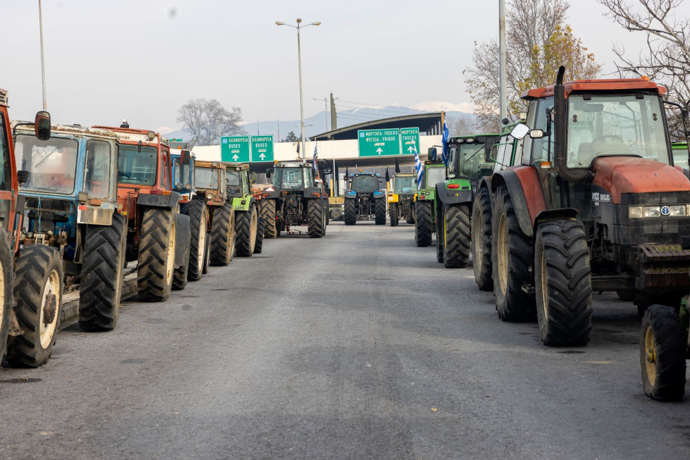 Παραμένουν τα τρακτέρ στους δρόμους - Πολύωροι αποκλεισμοί στα τελωνεία