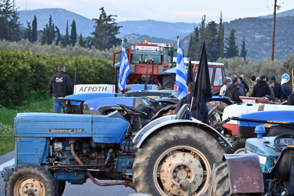Κλείνουν παρακαμπτήριους οι αγρότες - Ουρές χιλιομέτρων σε βασικούς οδικούς άξονες