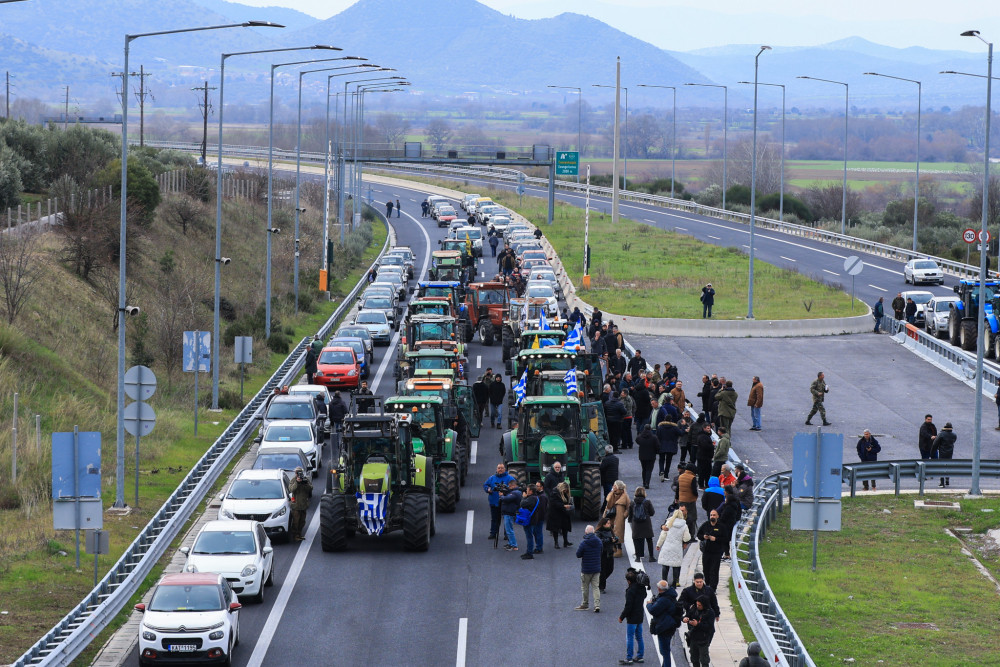Οι αγρότες συνεχίζουν τις κινητοποιήσεις: τα τρακτέρ φράζουν δρόμους, ουρές χιλιομέτρων στη Ριτσώνα