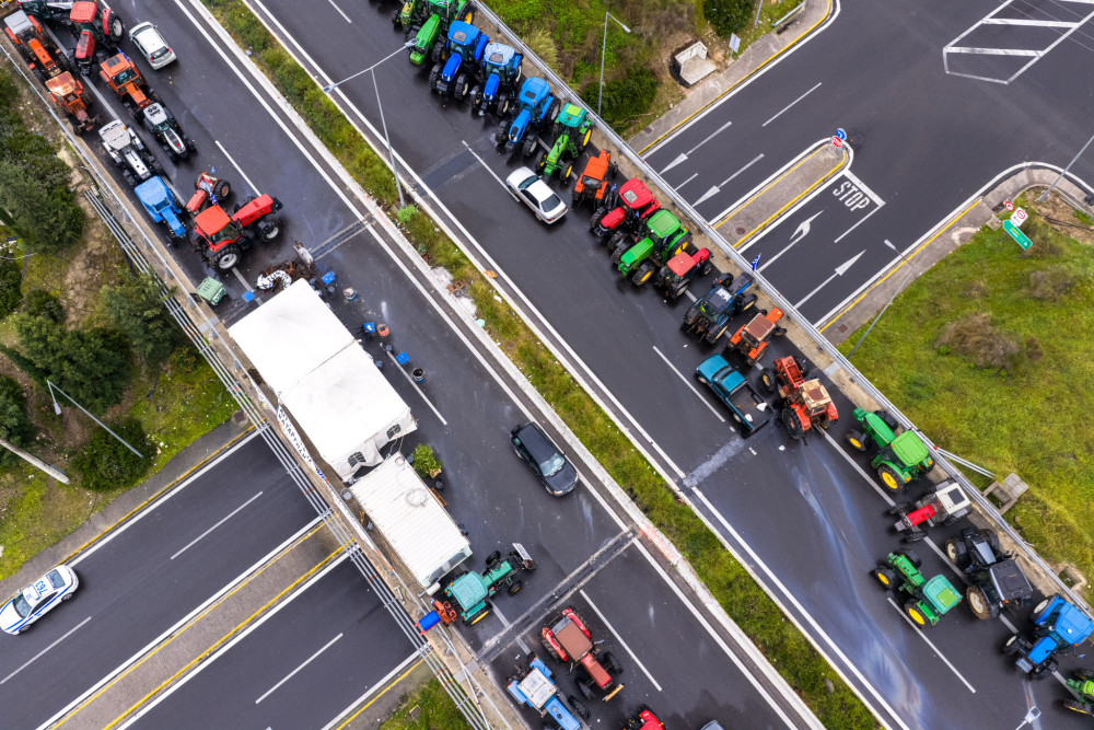 Αγροτικά μπλόκα: η κυβέρνηση προετοιμάζει «Plan B» μετά τις γιορτές