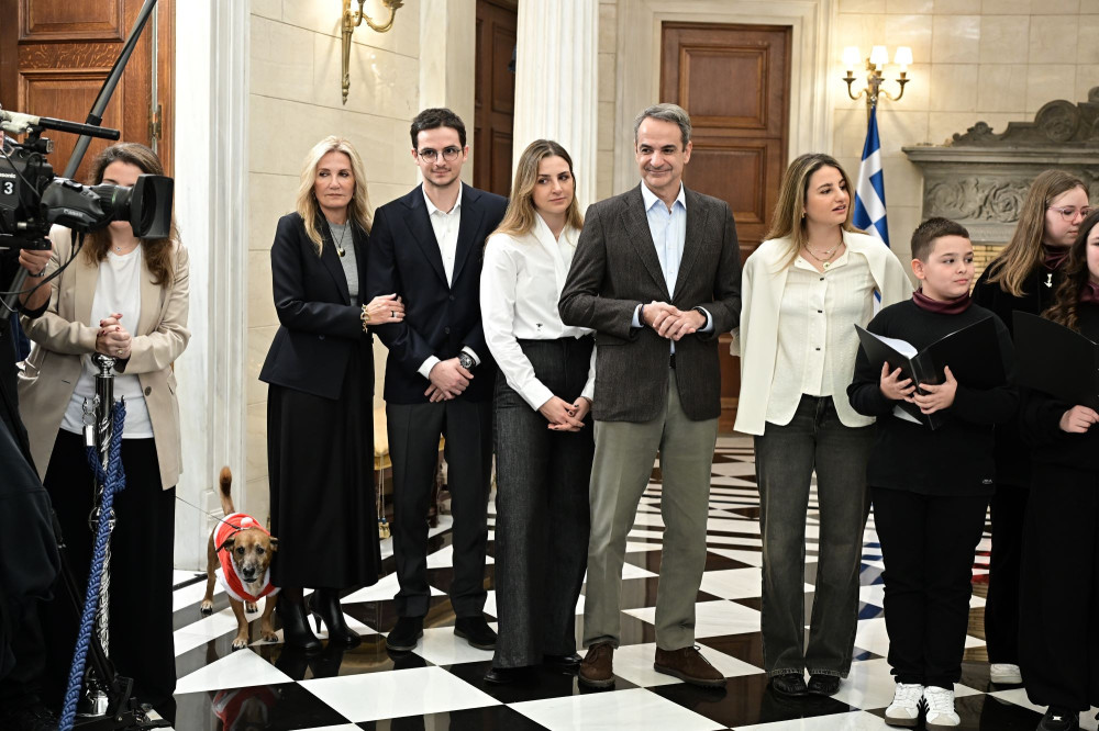 Ο Κυριάκος Μητσοτάκης άκουσε τα κάλαντα των Χριστουγέννων (photos)