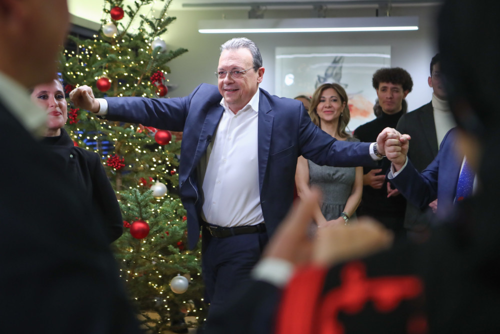 Φάμελλος: ο λαϊκισμός σερβίρεται ζεστός στο χριστουγεννιάτικο τραπέζι