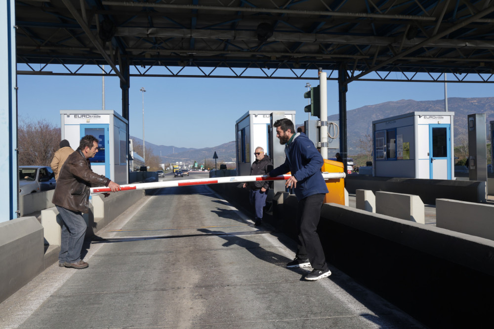 Η χώρα ξανά στα δύο: οι αγρότες κλείνουν σημεία-κλειδιά των εθνικών οδών