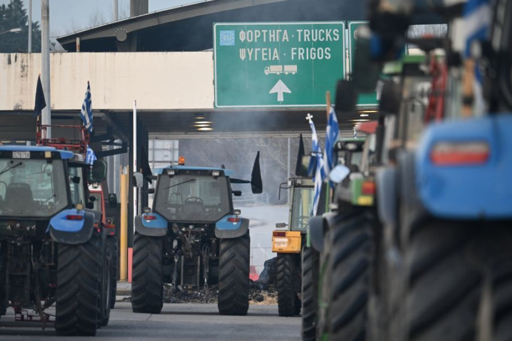 Αγρότες: 24ωρο μπλόκο στα Τέμπη τη Δευτέρα για τα φορτηγά - Συνεχίζουν το άνοιγμα των διοδίων