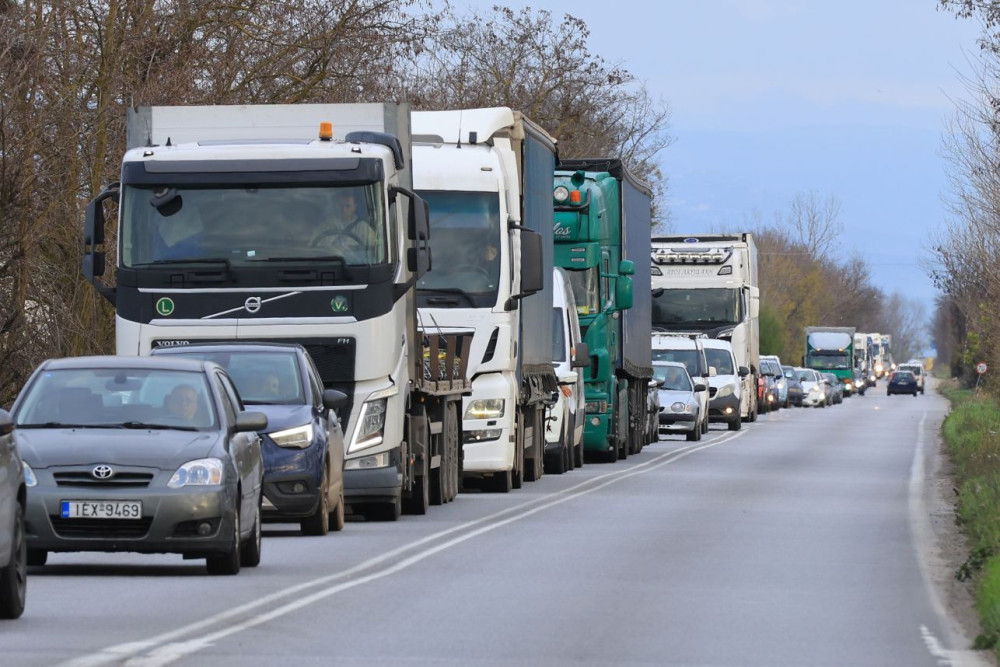 Ανοίγουν δύο λωρίδες σε Ριτσώνα, Κάστρο και Αμφίκλεια - Ουρές χιλιομέτρων, πού υπάρχουν μπλόκα