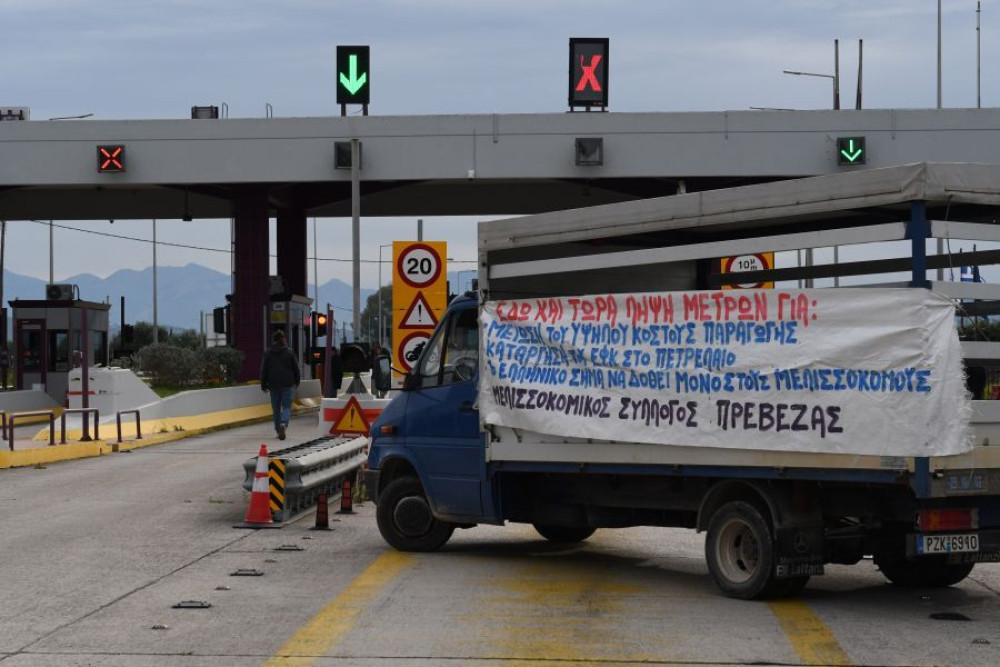 Αμετακίνητοι οι αγρότες: ενισχύουν τα μπλόκα, ανοίγουν διόδια - Νέο κάλεσμα διαλόγου από την κυβέρνηση (video)