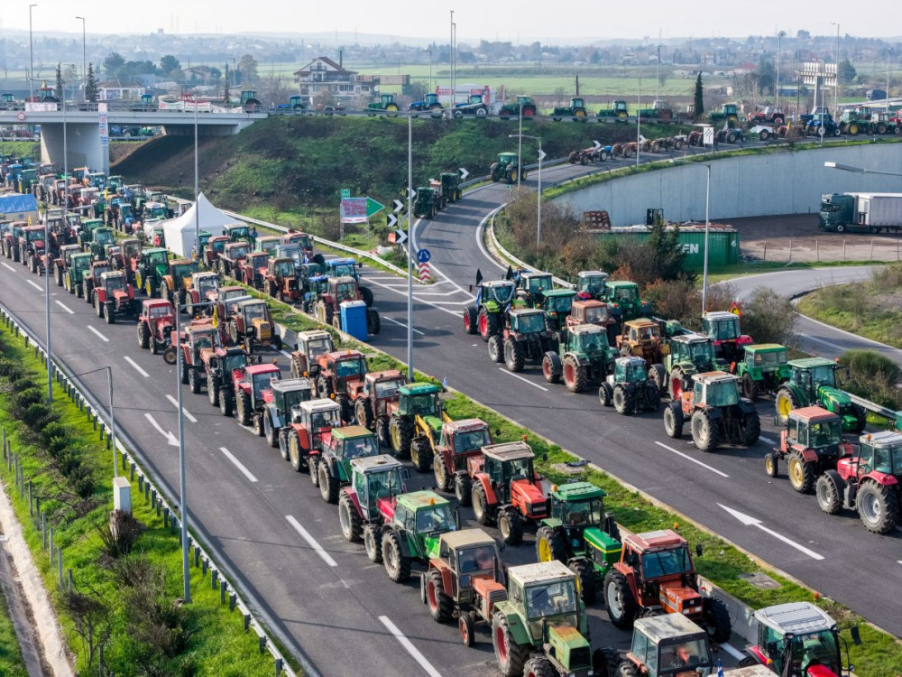 Τα αγροτικά μπλόκα «ματώνουν» τον τουρισμό: SOS από τους ξενοδόχους - Ακυρώσεις έως 50%
