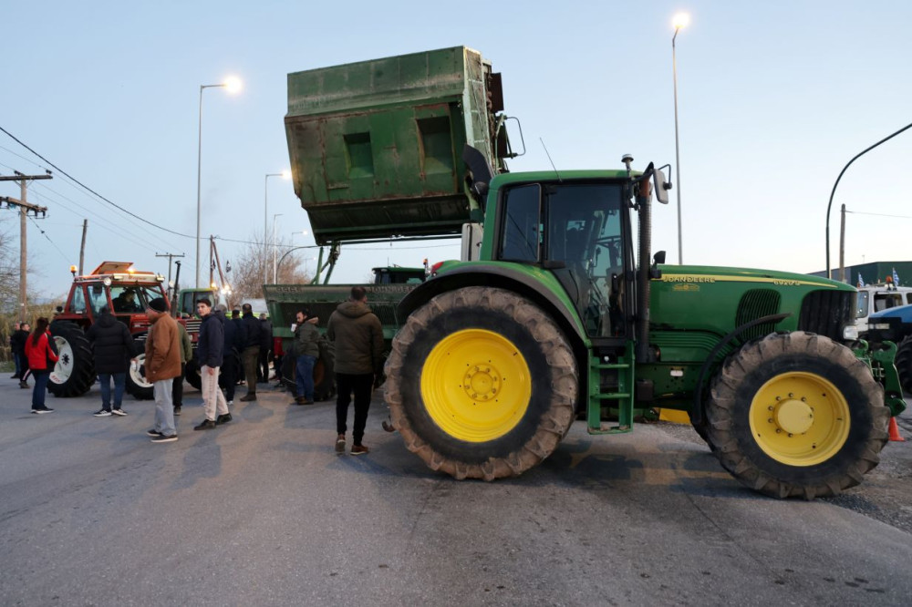 Λάρισα: κλιμακώνουν οι αγρότες με αποκλεισμούς στη Νίκαια - Ένταση με οδηγούς και παρουσία εισαγγελέα