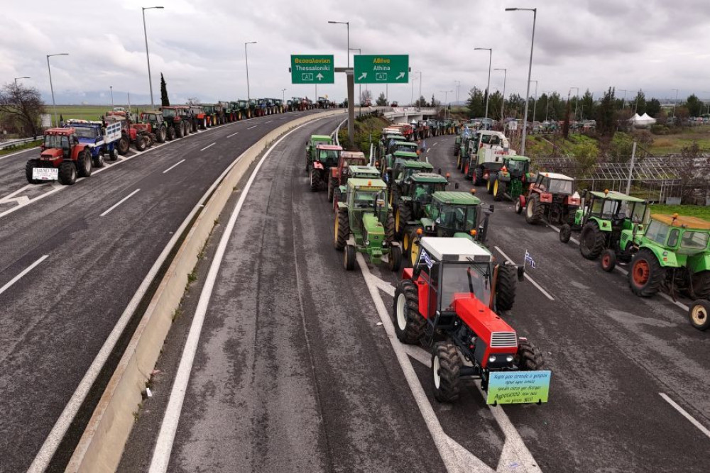 Πρωτοχρονιά με μπλόκα: κλιμακώνουν τις κινητοποιήσεις οι αγρότες - Στις 12:00 κλείνει η εθνική οδός στο ρεύμα προς Αθήνα