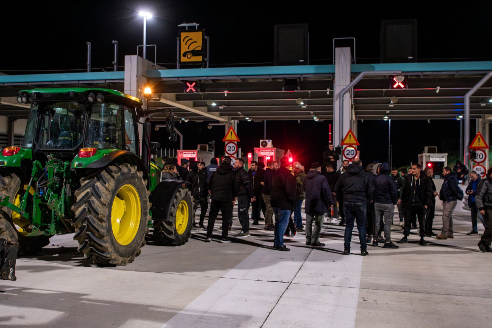Σχηματίζεται δικογραφία κατά αγροτών οι οποίοι σήκωσαν τις μπάρες στα διόδια Δροσοχωρίου