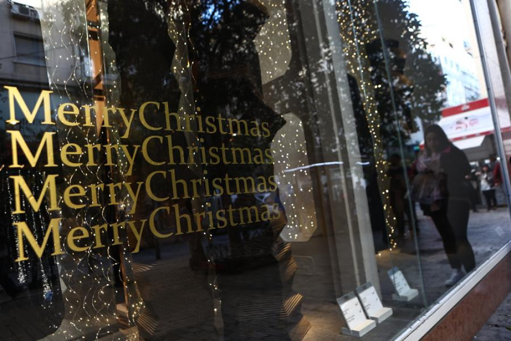 Εορταστικό ωράριο Χριστουγέννων: ανοιχτά αύριο Κυριακή (14/12) τα εμπορικά καταστήματα