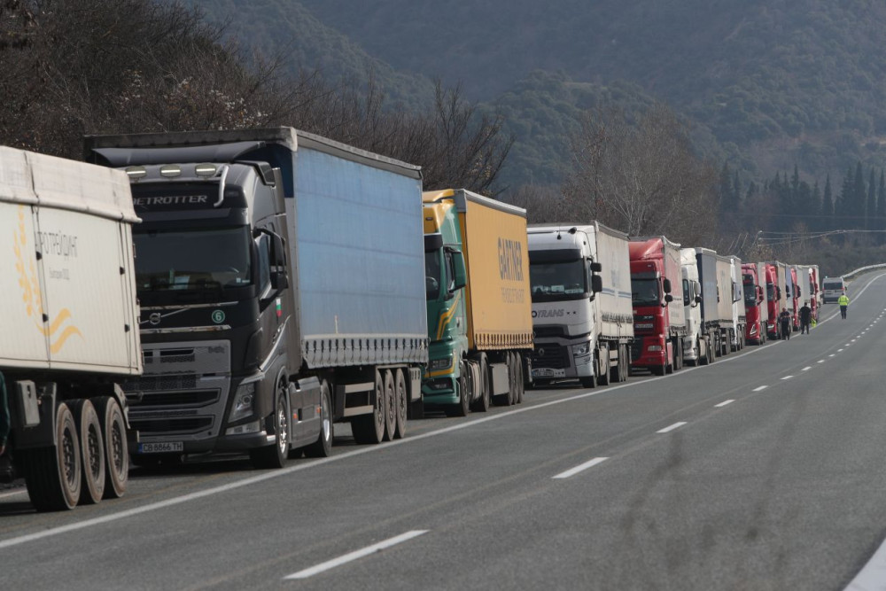 Αγανάκτηση μεταφορέων λόγω μπλόκων: πολύωρες καθυστερήσεις, τροχαία δυστυχήματα σε παρακαμπτηρίους