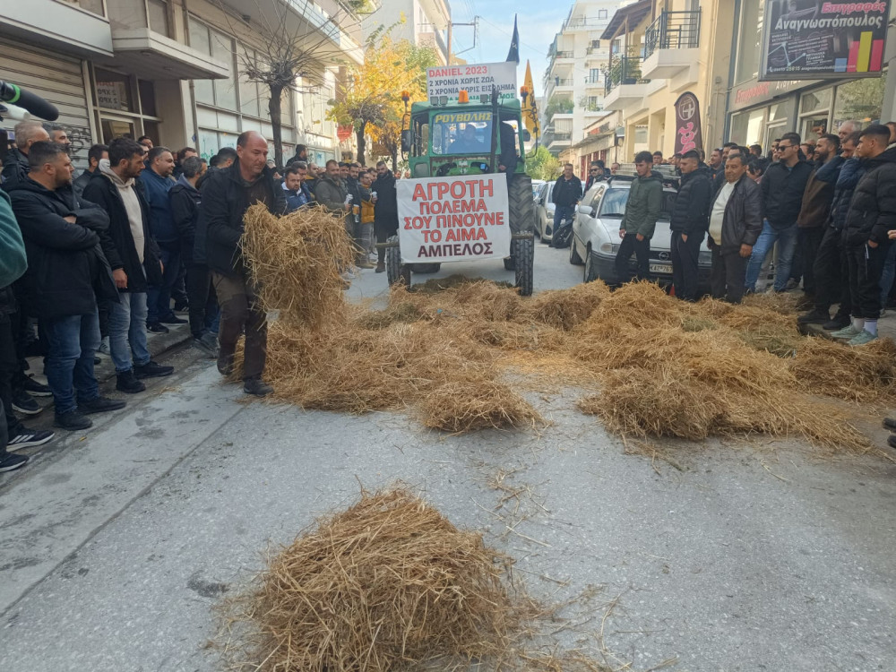 Το «Μανιφέστο» στα μπλόκα των αγροτών: «Ή θα δικαιωθούμε ή θα κάνουμε Χριστούγεννα στον δρόμο»
