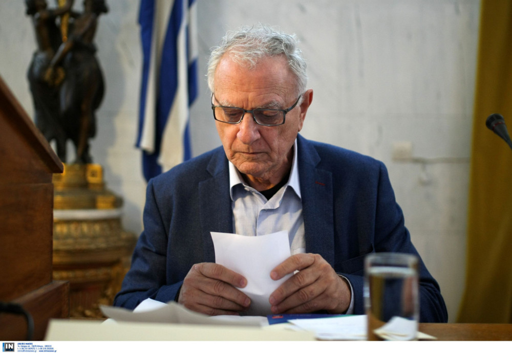 Σαν σήμερα: ο Κώστας Χαρδαβέλλας και η ζωή που δεν χώρεσε μόνο στην τηλεόραση